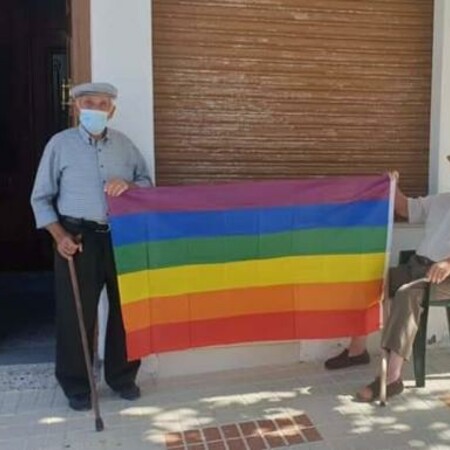 Ισπανία: 3 άτομα κατέβασαν τη σημαία Pride από δημαρχείο - Οι κάτοικοι απάντησαν υψώνοντας 400 δικές τους