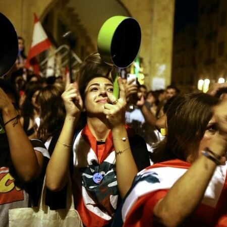 Οι διαδηλωτές στο Λίβανο χτυπούσαν κατσαρόλες έξω από τα σπίτια βουλευτών