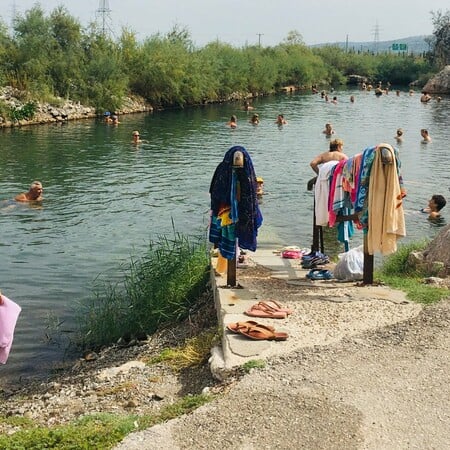 Ψωρονέρια, Καλλυντικά, Θερμοπύλες: Ένα Σαββατοκύριακο με υπερβολική δόση ιαματικών λουτρών