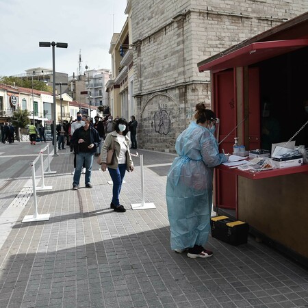 Lockdown: Οι περιοχές που μπαίνουν από σήμερα σε «βαθύ κόκκινο»