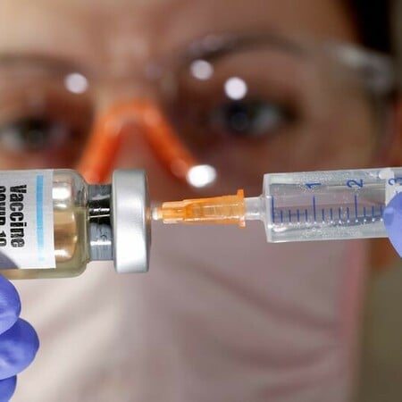 Μόσιαλος για εμβόλιο Pfizer: «Προστασία για τουλάχιστον έξι μήνες»