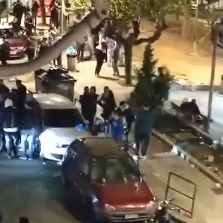 Πλατεία Βαρνάβα: Κορωνοπάρτι με μουσική και βεγγαλικά 