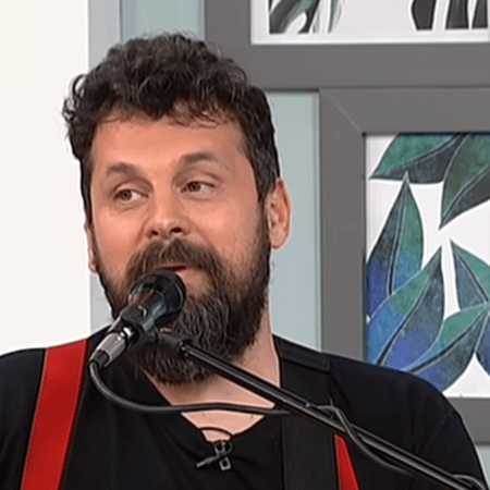 Ερώτηση στη Βουλή επειδή ο Σπύρος Γραμμένος τραγούδησε το «Είμαι κουκουλοφόρος» σε εκπομπή της ΕΡΤ