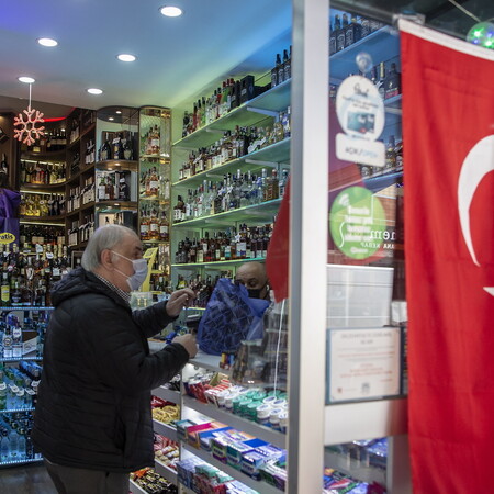 Τουρκία: Ξεκινά καθολικό lockdown- Και ο περιορισμός πώλησης αλκοόλ μεταξύ των μέτρων