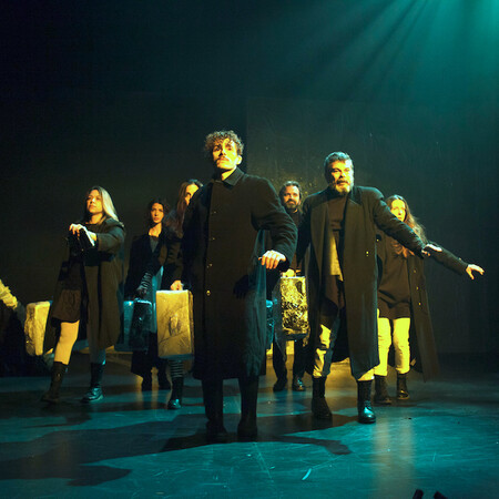 ΘΕΑΤΡΟ OLVIO: “ΑΥΤΟΙ ΠΟΥ ΠΕΡΠΑΤΟΥΝ ΣΤΑ ΣΥΝΝΕΦΑ” του Γιάννη Σκαραγκά Παράταση έως 31 Μαΐου 