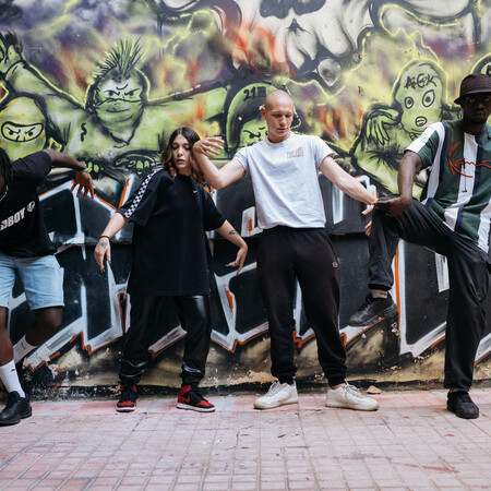 Οι no end χορεύουν αυθόρμητα στους δρόμους της Αθήνας