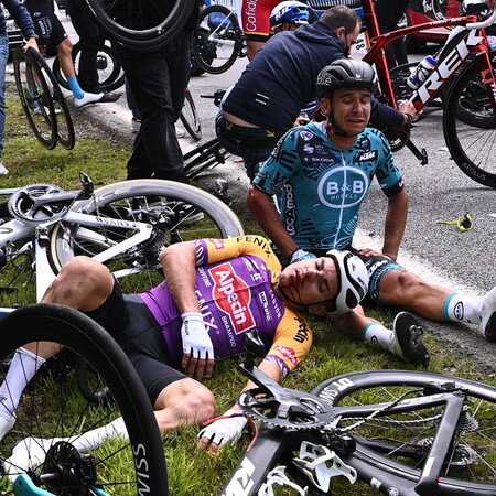 Tour de France: Καραμπόλες και συντριβές στον ποδηλατικό αγώνα από πινακίδα οπαδού [EIKONEΣ&ΒΙΝΤΕΟ]