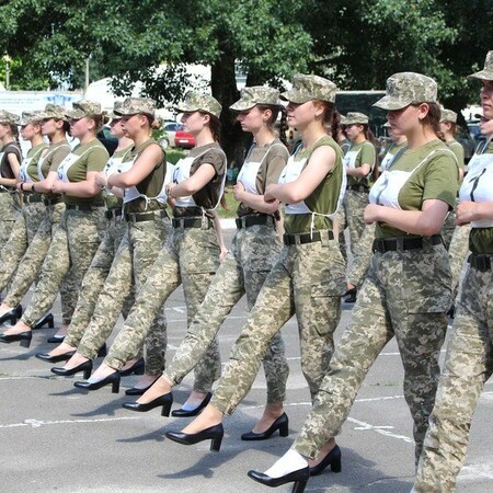Οργή στην Ουκρανία: Γυναίκες του στρατού εξαναγκάζονται να παρευλάνουν με γόβες - «Ανόητο κι επιβλαβές» 