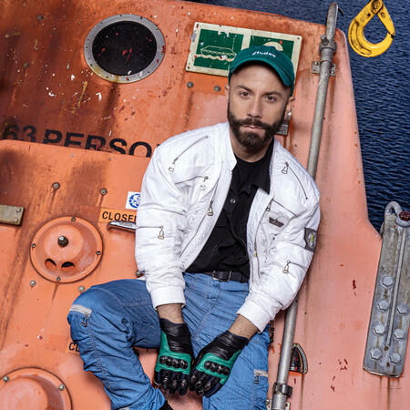 Ο Woodkid συνομιλεί με το διευθυντή του Pepper 96,6, Γιώργο Μουχταρίδη