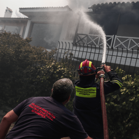 Σε πύρινο κλοιό η χώρα: 45 φωτιές μέσα σε 24 ώρες - Εικόνες καταστροφής από τη Σταμάτα