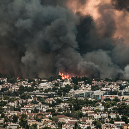 Η φωτιά εξαπλώνεται από τη Βαρυμπόμπη: Εκκενώνεται επειγόντως το Ολυμπιακό Χωριό