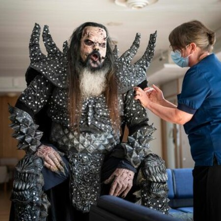 Ο Lordi φόρεσε την στολή του και έκανε το εμβόλιο- Εμβολιασμένος και ο Άγιος Βασίλης