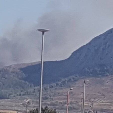 «Συναγερμός» για φωτιά στην Αρχαία Κόρινθο- Μήνυμα από το 112: Εκκενώστε τον Σολομό