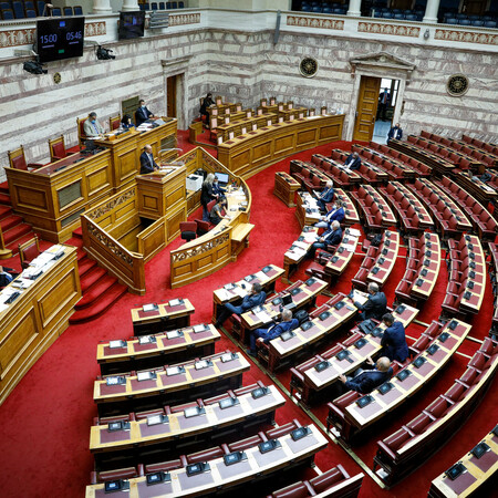 Βαριά πρόστιμα για τα πλαστά πιστοποιητικά εμβολιασμού προβλέπει η τροπολογία που υπερψηφίστηκε στη Βουλή 