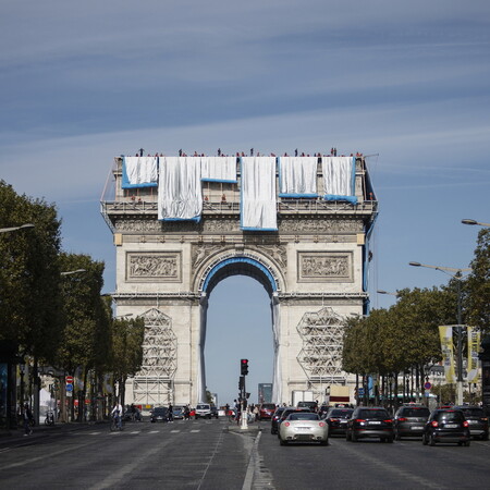 Παρίσι: Εργάτες καλύπτουν την Αψίδα του Θριάμβου με ύφασμα, για το μεταθανάτιο έργο του Κρίστο (Φωτογραφίες)