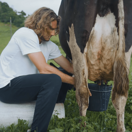 Ο Στέφανος Τσιτσιπάς σε ρόλο κτηνοτρόφου- Άρμεξε αγελάδα στις Αζόρες (Βίντεο)