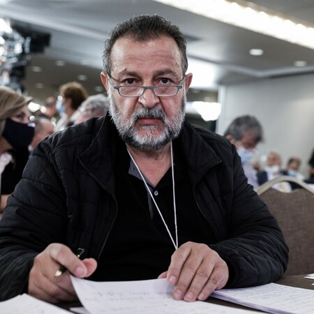Ο Βασίλης Κεγκέρογλου με γυαλιά