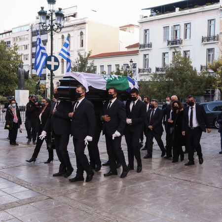 Στη Μητρόπολη Αθηνών η σορός της Φώφης Γεννηματά - Τρεις σημαίες στο φέρετρο