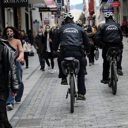 Μέτρα για ανεμβολίαστους: Μπαράζ ελέγχων με επίκεντρο κλειστούς χώρους- 8.000 αστυνομικοί στους δρόμους