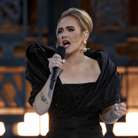 «To Be Loved»: Η Adele ερμηνεύει νέο τραγούδι της, καθισμένη σε καναπέ