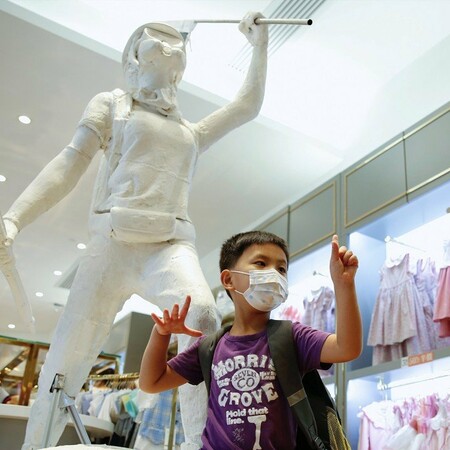Χονγκ Κονγκ: Εταιρεία παιδικών ρούχων βάζει λουκέτο - Τα T-shirt είχαν «αντικυβερνητικές» στάμπες
