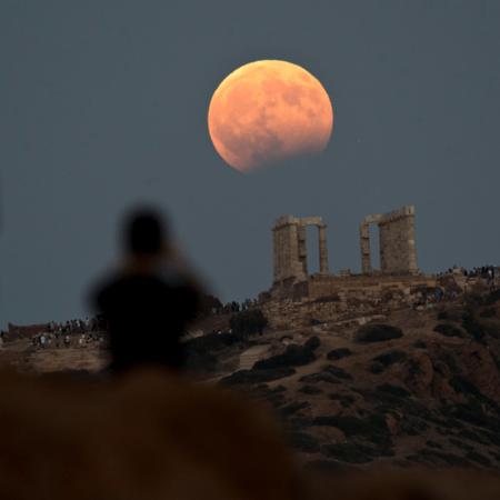 Απόψε η μεγαλύτερη έκλειψη Σελήνης του 21ου αιώνα – Πώς θα παρακολουθήσετε το σπάνιο φαινόμενο