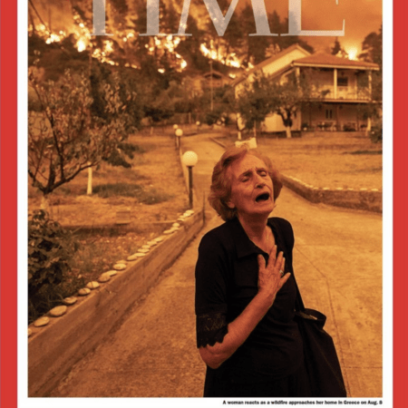 TIME: Στις φωτογραφίες της χρονιάς ο σπαραγμός της ηλικιωμένης από τη φωτιά στην Εύβοια