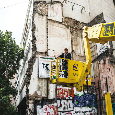 Ο Guido van Helten δημιουργεί στα Εξάρχεια μία τοιχογραφία που θα συζητηθεί