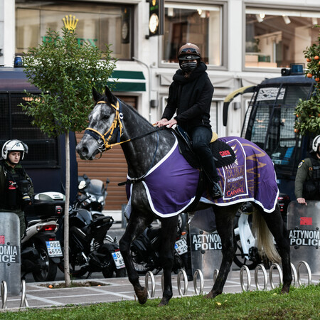 Συγκέντρωση διαμαρτυρίας με άλογα στο κέντρο της Αθήνας- Κλειστοί δρόμοι