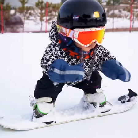 Κοριτσάκι 11 μηνών κάνει snowboard πριν καλά- καλά μάθει να περπατάει