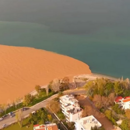 Η στιγμή που η θάλασσα στο Ρίο αλλάζει χρώμα: Το εντυπωσιακό φαινόμενο από drone