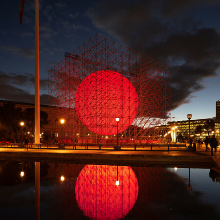 Η κόκκινη φωτεινή σφαίρα του SpY μεταμορφώνει την Plaza de Colón της Μαδρίτης