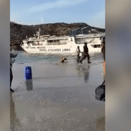 Σχοινούσα: Αποβίβαση από πλοίο εν μέσω σφοδρής θαλασσοταραχής- Επιβάτες πηδούν στη στεριά