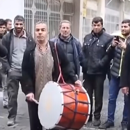 Τουρκία: Βγήκαν στους δρόμους με νταούλια για τον Ερντογάν -Φιλούσαν εικόνα του, έκαιγαν «μαϊμού» δολάρια