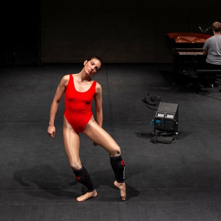 Η χορογράφος Λενιώ Κακλέα παρουσιάζει το έργο του Τζον Κέιτζ, Sonatas et Interludes, στο Bourse de Commerce