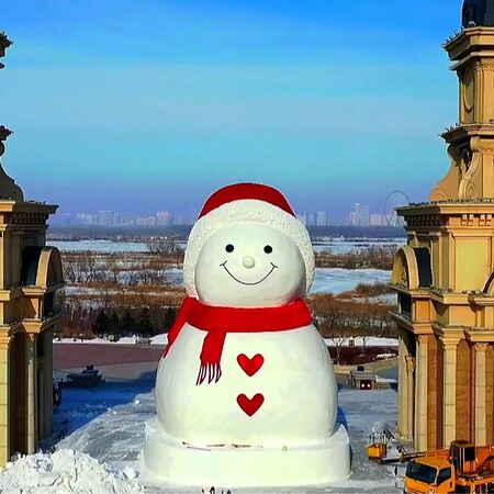 Πεκίνο 2022: Ένας χαμογελαστός χιονάνθρωπος 18 μέτρων για τους Ολυμπιακούς Αγώνες 