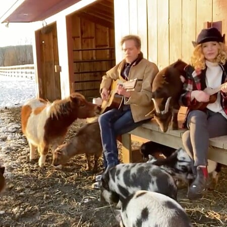 Κέβιν Μπέικον και Κίρα Σέντγουϊκ τραγουδούν Beatles στα ζώα της φάρμας τους