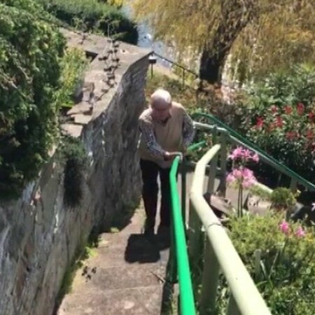 Ένας 90χρονος «ανέβηκε το Έβερεστ» στην αυλή του σπιτιού του