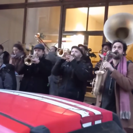 Μπάντα έκανε καντάδα κάτω από το μπαλκόνι φίλη τους, που βγήκε από το νοσοκομείο