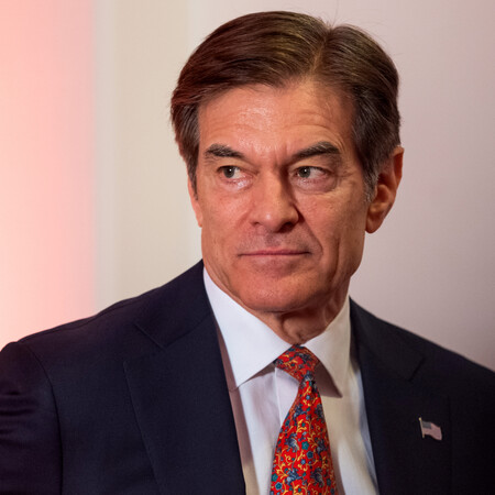 Ο Μεχμέτ Οζ με κοστούμι