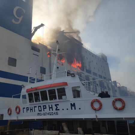 Euroferry Olympia: Αναζωπυρώθηκε η φωτιά στο εσωτερικό του πλοίου