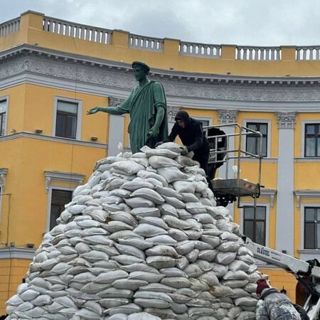 UKRAINE STATUE