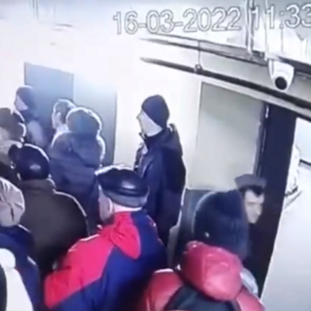 Ουκρανία: Βίντεο με ρωσική οβίδα που «πέφτει κοντά σε πελάτες σούπερ μάρκετ»