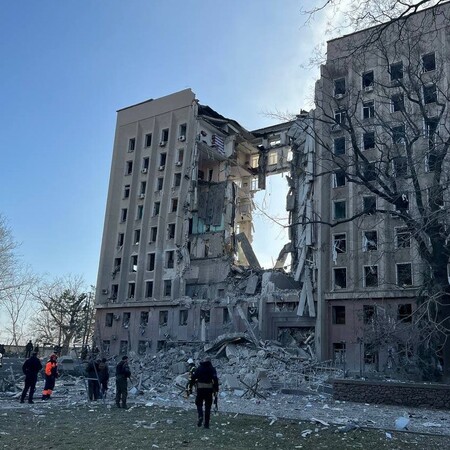 Πύραυλος χτύπησε διοικητικό κτίριο στο Μικολάιβ- Τουλάχιστον 8 άτομα εγκλωβισμένα στα συντρίμμια 