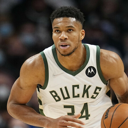 Ο Γιάννης Αντετοκούνμπο με φανέλα των Bucks