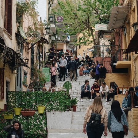 Πώς ζουν οι Έλληνες: Social media, διατροφή, κατοικίδια- Θέλουν δουλειά στο δημόσιο, σύνταξη στα 60