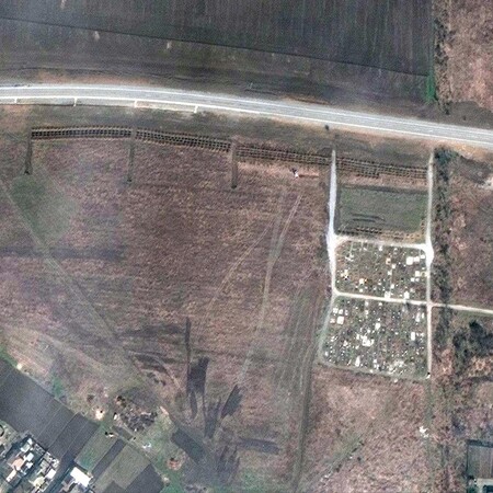 Ουκρανία: «Μαζικό τάφο κοντά στη Μαριούπολη», αποκαλύπτουν δορυφορικές εικόνες