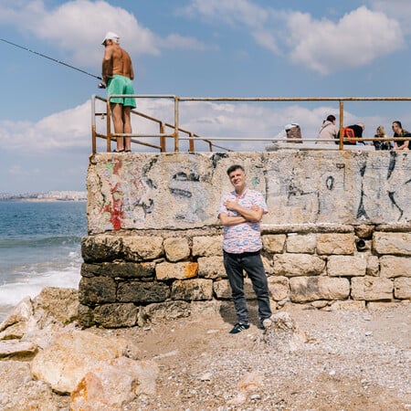 Ο Φοίβος Δεληβοριάς μόλις έβγαλε τον καλύτερο δίσκο της καριέρας του