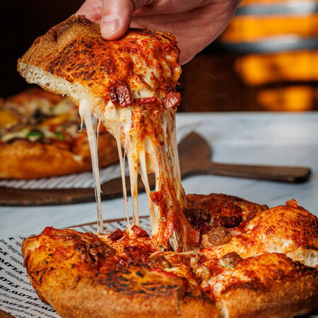 Deep dish pizza: Η ιστορία της και πού θα την απολαύσετε στην Αθήνα 