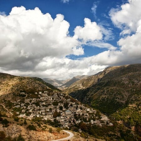 Συρράκο - Καλαρρύτες: Tαξίδι στα μέρη του Κώστα Κρυστάλλη και στα απόκρημνα δίδυμα χωριά